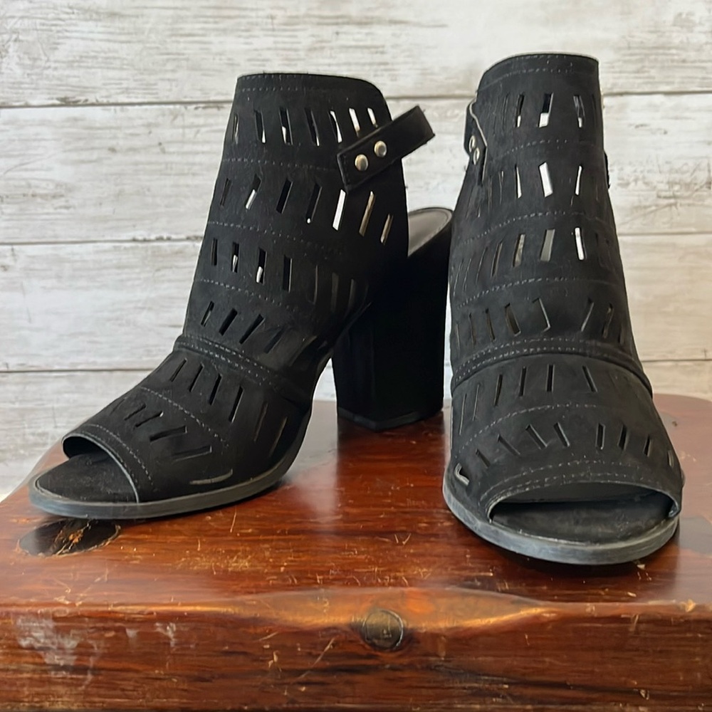 🆕 4”, Open-Toed, Eyelet Block Heel